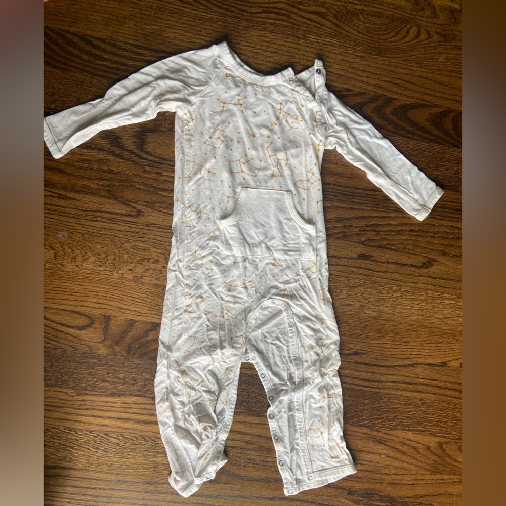 Kyte BABY Cloud and Gold Constellations print snap pajamas